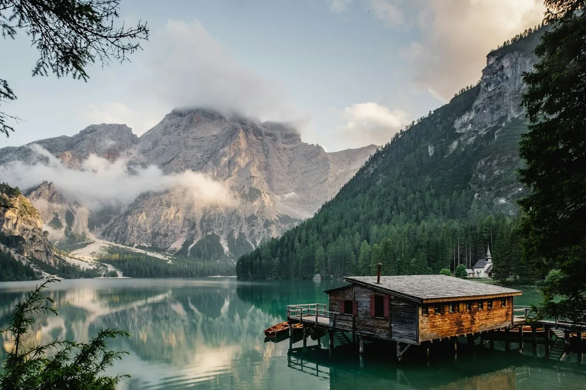 Una cabaña junto al lago rodeada de naturaleza