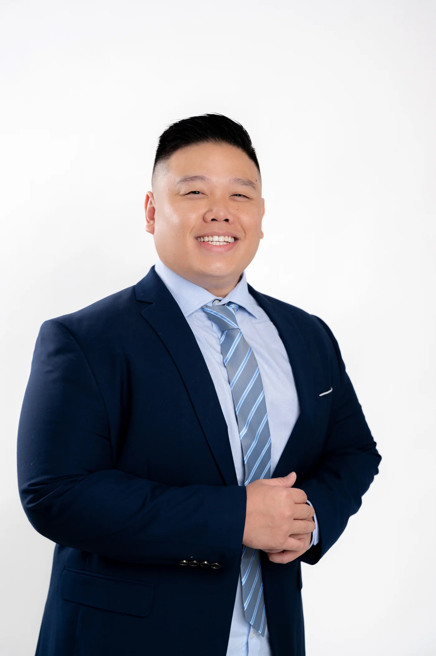 Miguel, de Strictly Insurance Agency, con traje azul marino